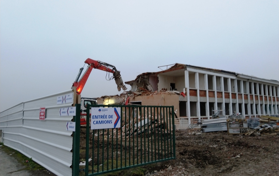 Photographie couleur montrant un chantier de démolition.