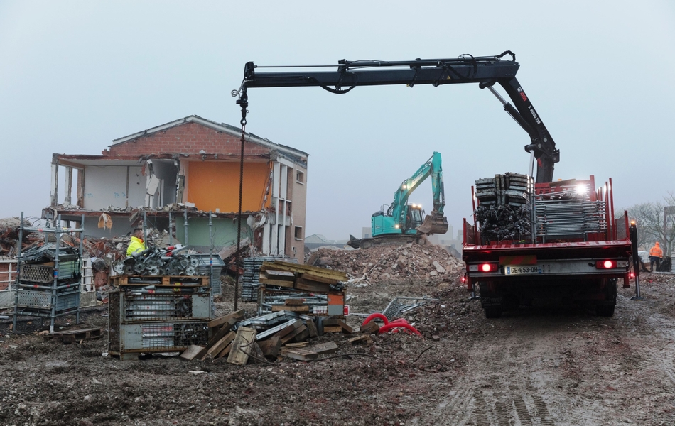 Photographie couleur montrant un chantier de démolition.