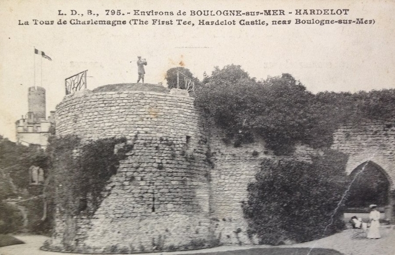 carte postale du château d'Hardelot à la Belle Epoque montrant le départ du golf en haut de l'une des tours de la forteresse médiévale en ruines